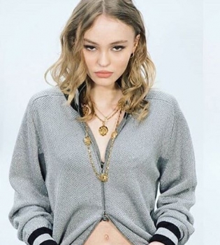 Малышка выросла: 17-летняя Лили-Роуз Депп снялась топлес