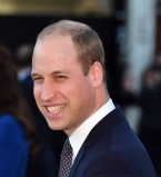 Видео: принц Уильям обнимается с таинственной незнакомкой в клубе