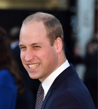 Видео: принц Уильям обнимается с таинственной незнакомкой в клубе