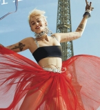 Дочь Майкла Джексона снялась в стильной фотосессии в Париже и рассказала об отношениях с отцом