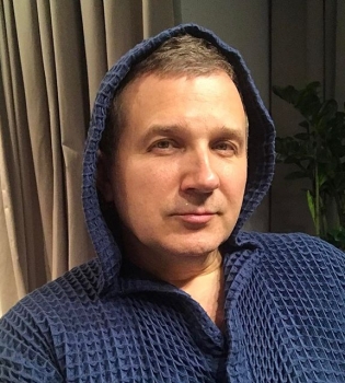 Фотофакт: Юрий Горбунов занимается йогой