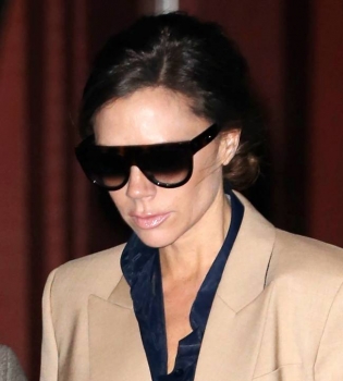 Идеально: Виктория Бекхэм покорила Нью-Йорк в наряде из собственной коллекции