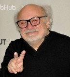 Полностью седой и с бородой: Дэнни ДеВито шокировал публику постаревшим видом