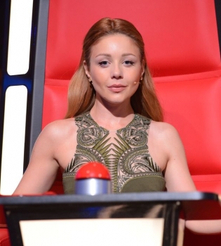 Тина Кароль в платье от Julien Macdonald