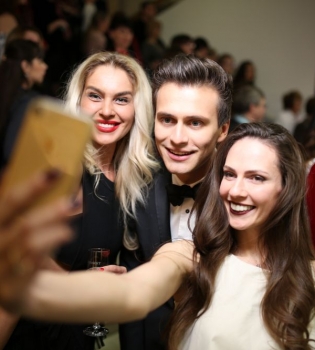 За кадром: как звезды делали селфи на церемонии &quot;Viva!Самые красивые-2017&quot;