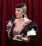 Молодая мама в работе: Катя Осадчая берет интервью на церемонии &quot;Viva! Самые красивые- 2017&quot;