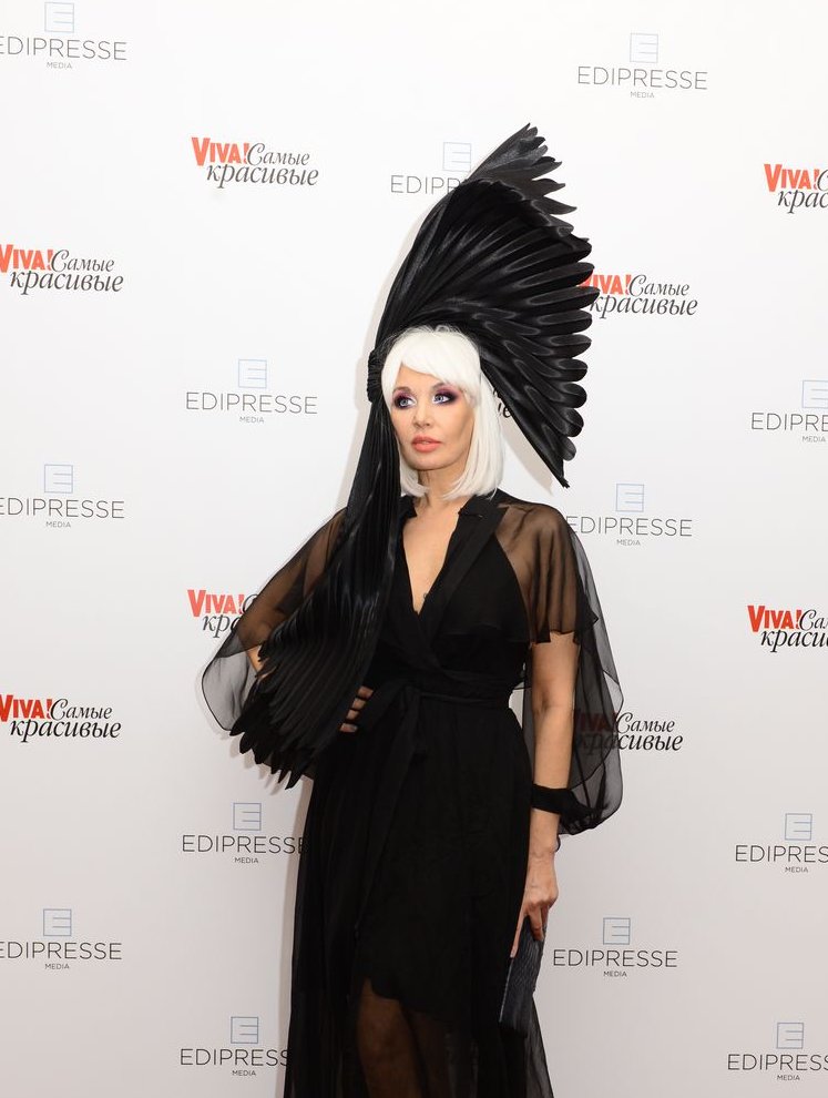 Гламурная птица: Светлана Вольнова восхитила публику необычным нарядом на &quot;Viva! Самые красивые&quot;