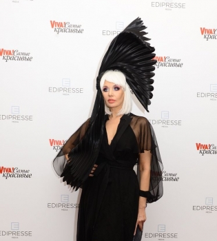 Гламурная птица: Светлана Вольнова восхитила публику необычным нарядом на &quot;Viva! Самые красивые&quot;