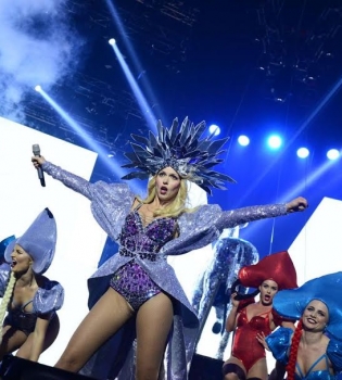 Оля Полякова на коне