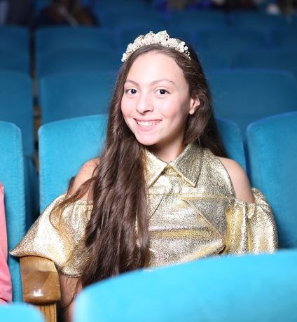Звездный гость: повзрослевшая дочь Оли Поляковой пришла на &quot;Viva! Самые красивые- 2017&quot; в золотом наряде