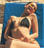 Держись, Ямайка: Белла Хадид соблазняет публику в сексуальных купальниках