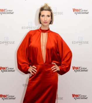 Анита Луценко в красном платье