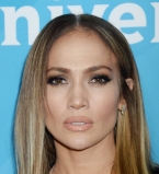 Смелый разрез и глубокое декольте: Дженнифер Лопес соблазняет публику сверхоткровенным нарядом