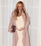 Нежнее нежного: беременная Бейонсе позирует в стильно наряде