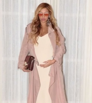 Нежнее нежного: беременная Бейонсе позирует в стильно наряде