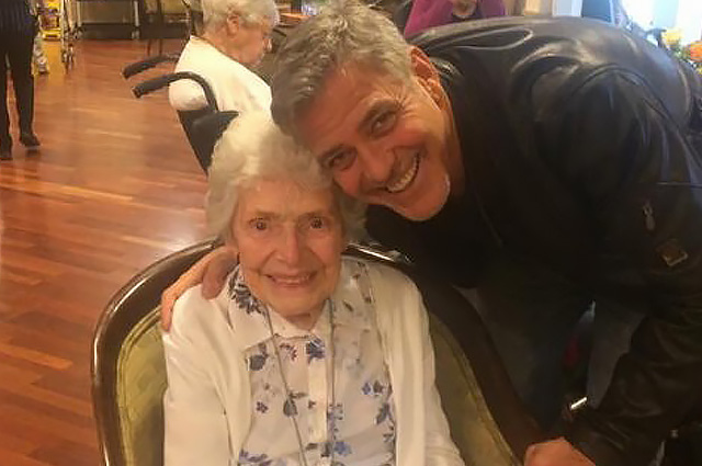 Джордж Клуни сделал сюрприз своей 87-летней поклоннице