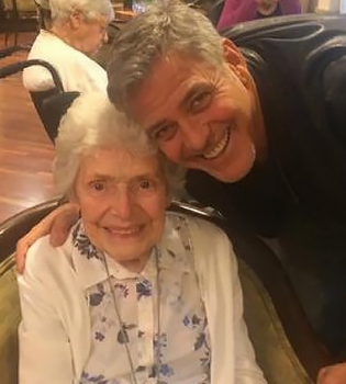 Джордж Клуни сделал сюрприз своей 87-летней поклоннице