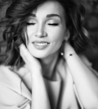 Похудевшая Анфиса Чехова продемонстрировала стройную фигуру в откровенном наряде