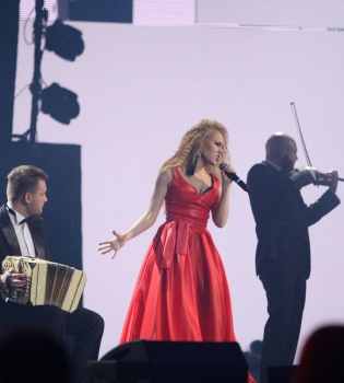 Alyosha и Kiev Tango Project, The Hardkiss и танцоры балета, эпатажные &laquo;Неангелы&raquo; и хор мальчиков: звездные дуэты на церемонии &laquo;Viva! Самые красивые-2017&raquo;