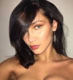 Никакого гламура: Белла Хадид появилась на обложке глянца без макияжа и роскошных нарядов