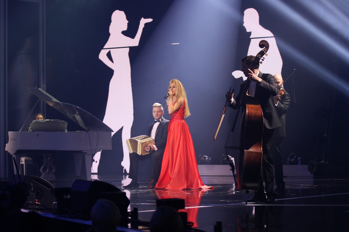 Певица Alyosha вместе с виртуоз-оркестром Kiev Tango Project представила новую версию хита Sweet People