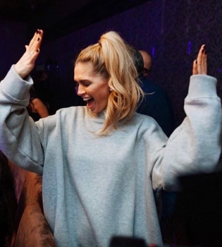 Утреннее селфи: Вера Брежнева сфотографировалась без макияжа