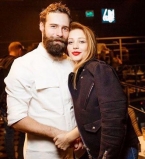 Фотофакт: Тина Кароль появилась на вечеринке с загадочным мужчиной