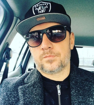 Туалетолук: Потап удивил поклонников ярким и необычным фото