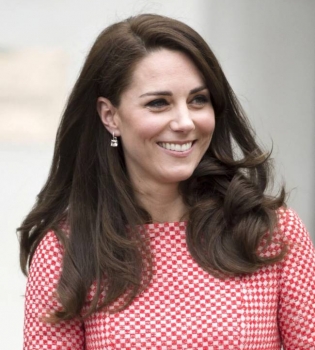 Кейт Миддлтон появилась на публике в нежном весеннем костюме Eponie