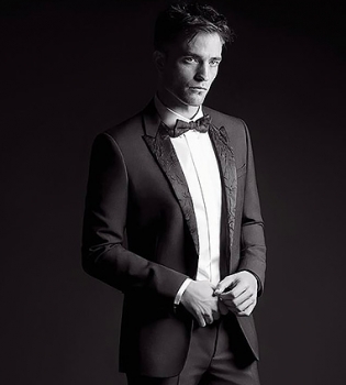 Идеальный мужчина: Роберт Паттинсон в смокинге снялся в рекламе Dior