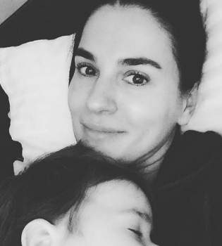 Фотофакт: сын Маши Ефросининой появился на съемочной площадке вместе с мамой