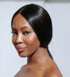 Королева в белом: Наоми Кэмпбелл блистает в роскошном наряде Ralph &amp; Russo