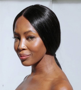 Королева в белом: Наоми Кэмпбелл блистает в роскошном наряде Ralph &amp; Russo