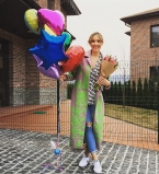 Веселая мама: Катя Осадчая танцует на прогулке с сыном