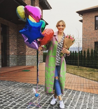 Веселая мама: Катя Осадчая танцует на прогулке с сыном