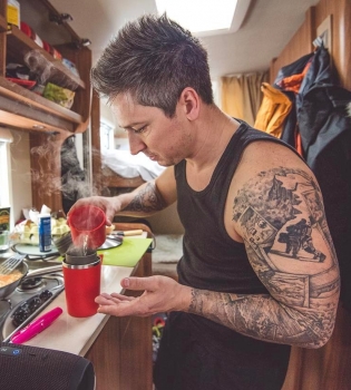 Александр Педан поделился семейным фото с новорожденным сыном