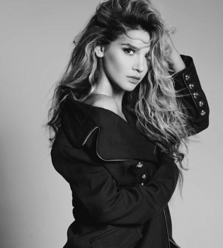 Идеальное тело: солистка &laquo;ВИА Гры&raquo; опубликовала голое фото в постели