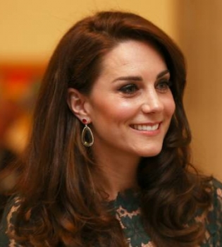 Кружева и крупные украшения: Кейт Миддлтон произвела фурор роскошным нарядом