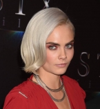 В красной кожаной юбке и без белья: Кара Делевинь блистает в сексуальном наряде