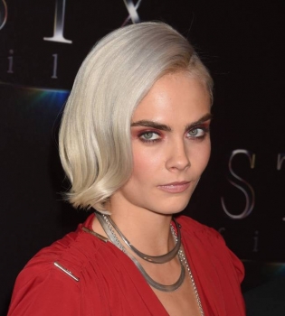 В красной кожаной юбке и без белья: Кара Делевинь блистает в сексуальном наряде