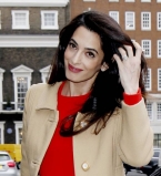 Беременная Амаль Клуни появилась на публике в красном платье и под руку с мамой