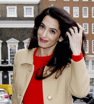 Беременная Амаль Клуни появилась на публике в красном платье и под руку с мамой