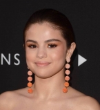 Золотой наряд: Селена Гомес блистает в Oscar De La Renta