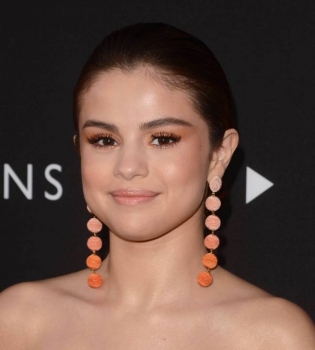 Золотой наряд: Селена Гомес блистает в Oscar De La Renta