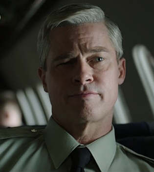 Седой и брутальный: Брэд Питт в новом трейлере фильма &quot;Машина войны&quot;