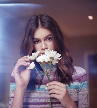 Нежный цветок: 15-летняя Кайя Гербер завораживает в рекламном ролике бренда Marc Jacobs