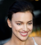 Естественная красота: Ирина Шейк снялась для обложки Vogue без макияжа