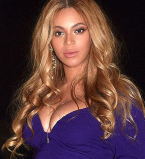 Ставка на синий: беременная Бейонсе поделилась новыми фото в ярком наряде