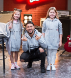 Команда монатиков из &laquo;Голос.Діти-3&raquo; трогательно поздравили своего тренера с днем рождения