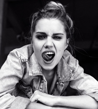 Дарья Мельникова впервые показала полуторагодовалого сына и рассказала о материнстве